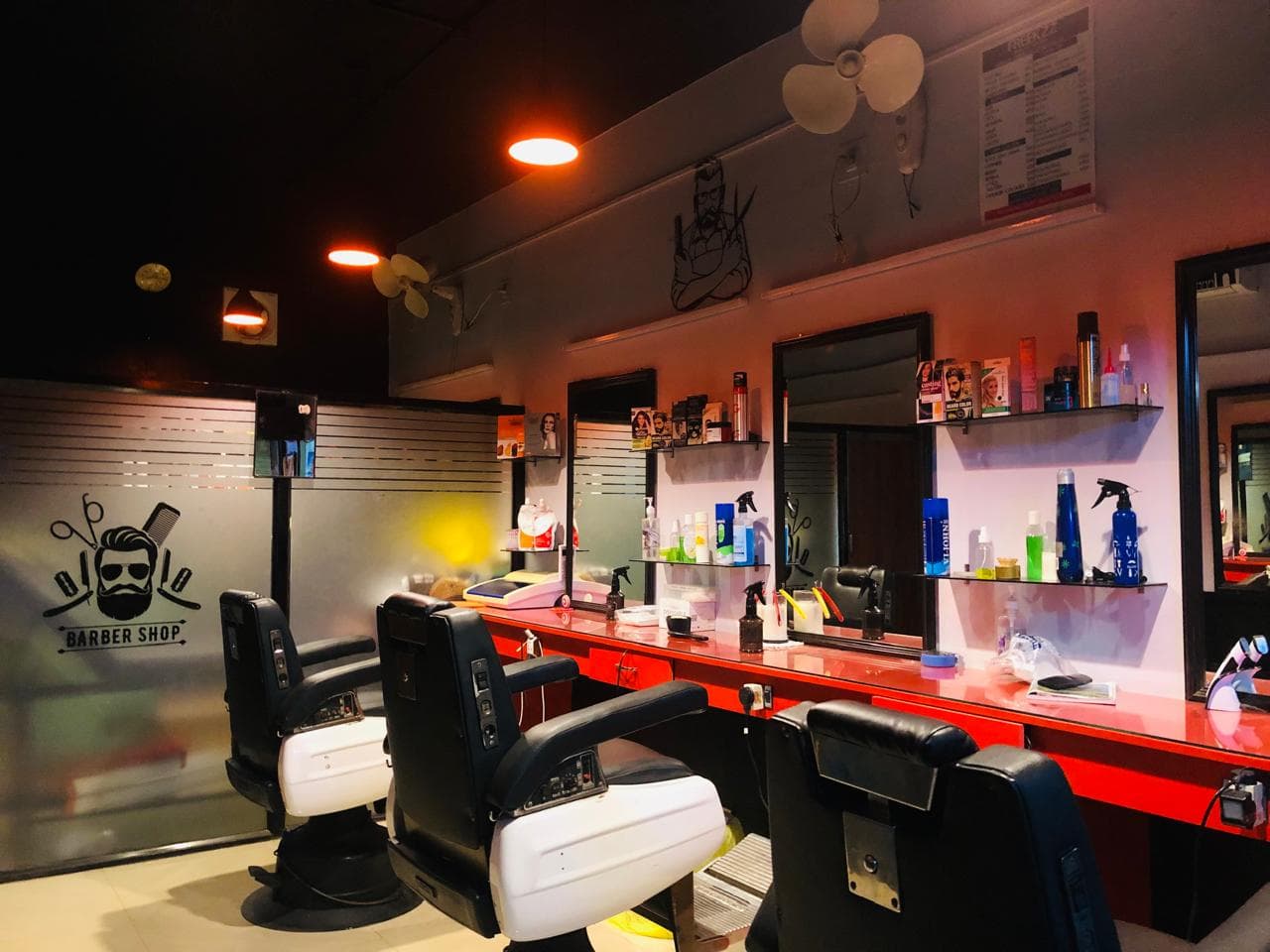 FREEKZZ Beauty Studio interior and styling stations