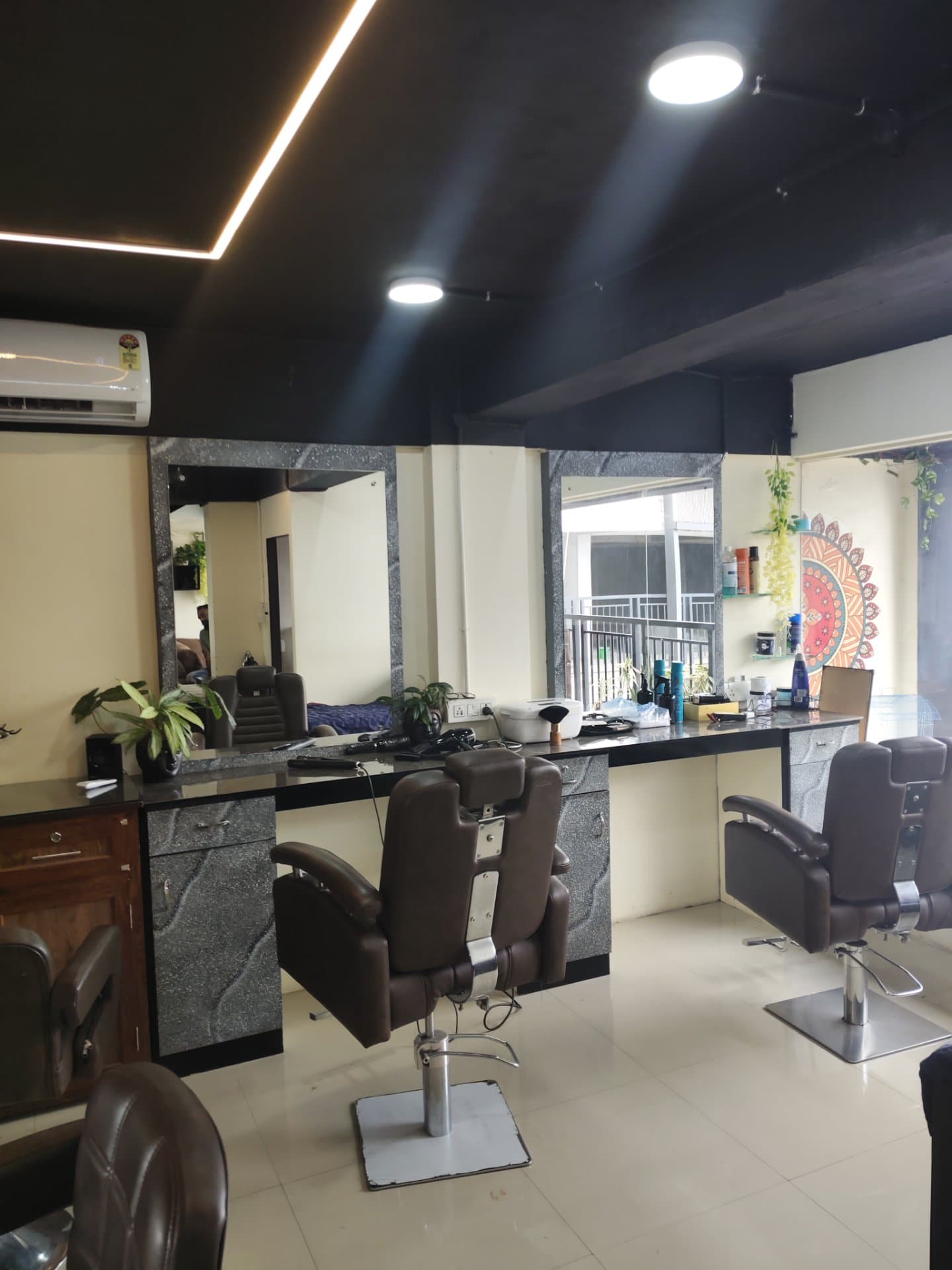 MUY BONITA interior and styling stations